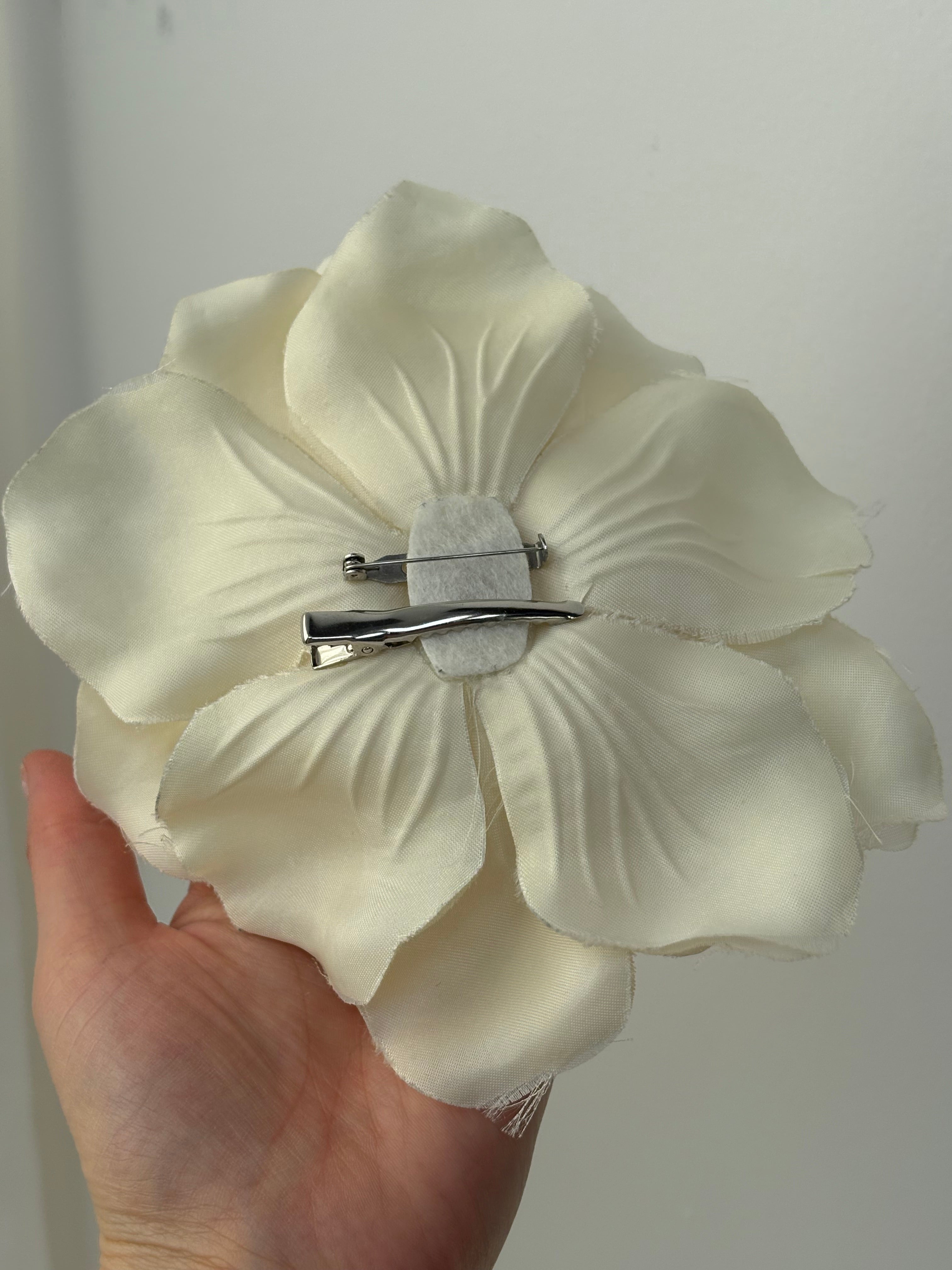 White Flower Brooch / Hair Clip