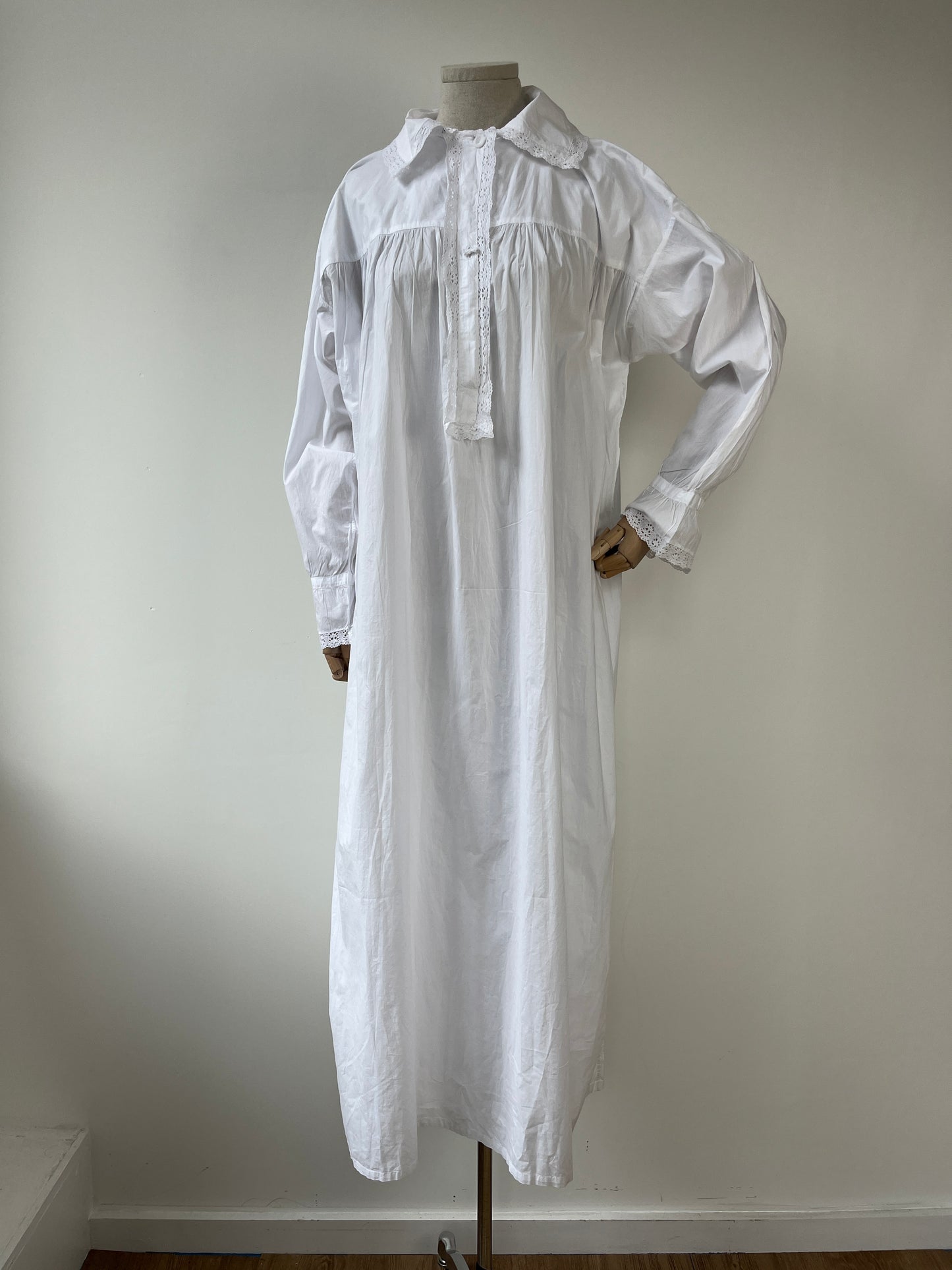 1900s 1910s Edwardian White Collared Cotton Smock Nightgown