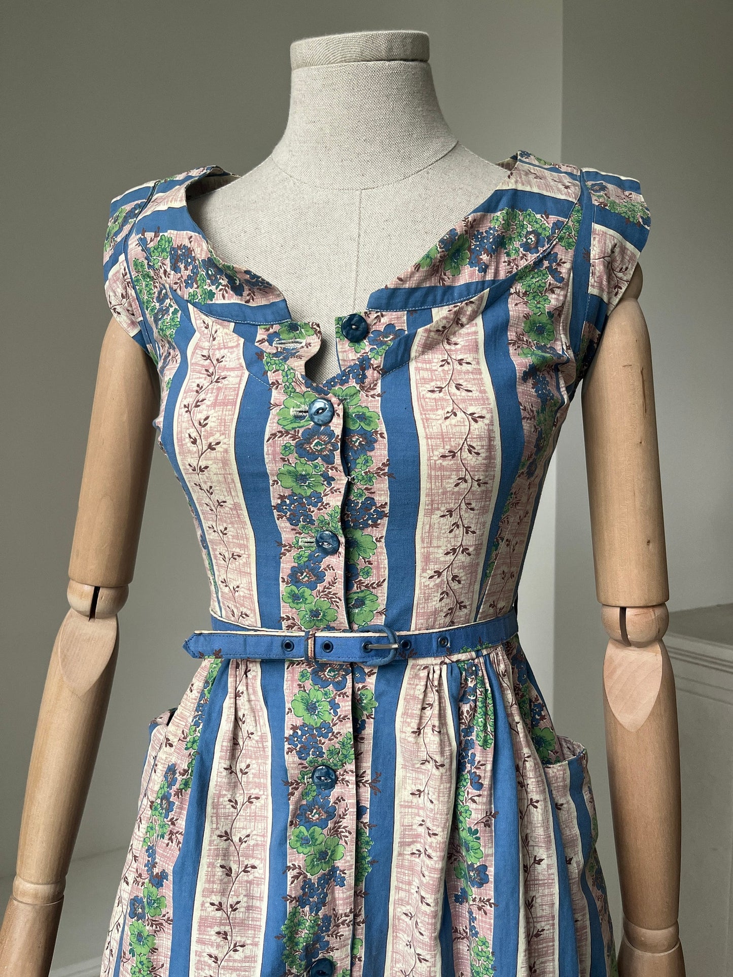 1950s Stiff Cotton Floral Day Dress