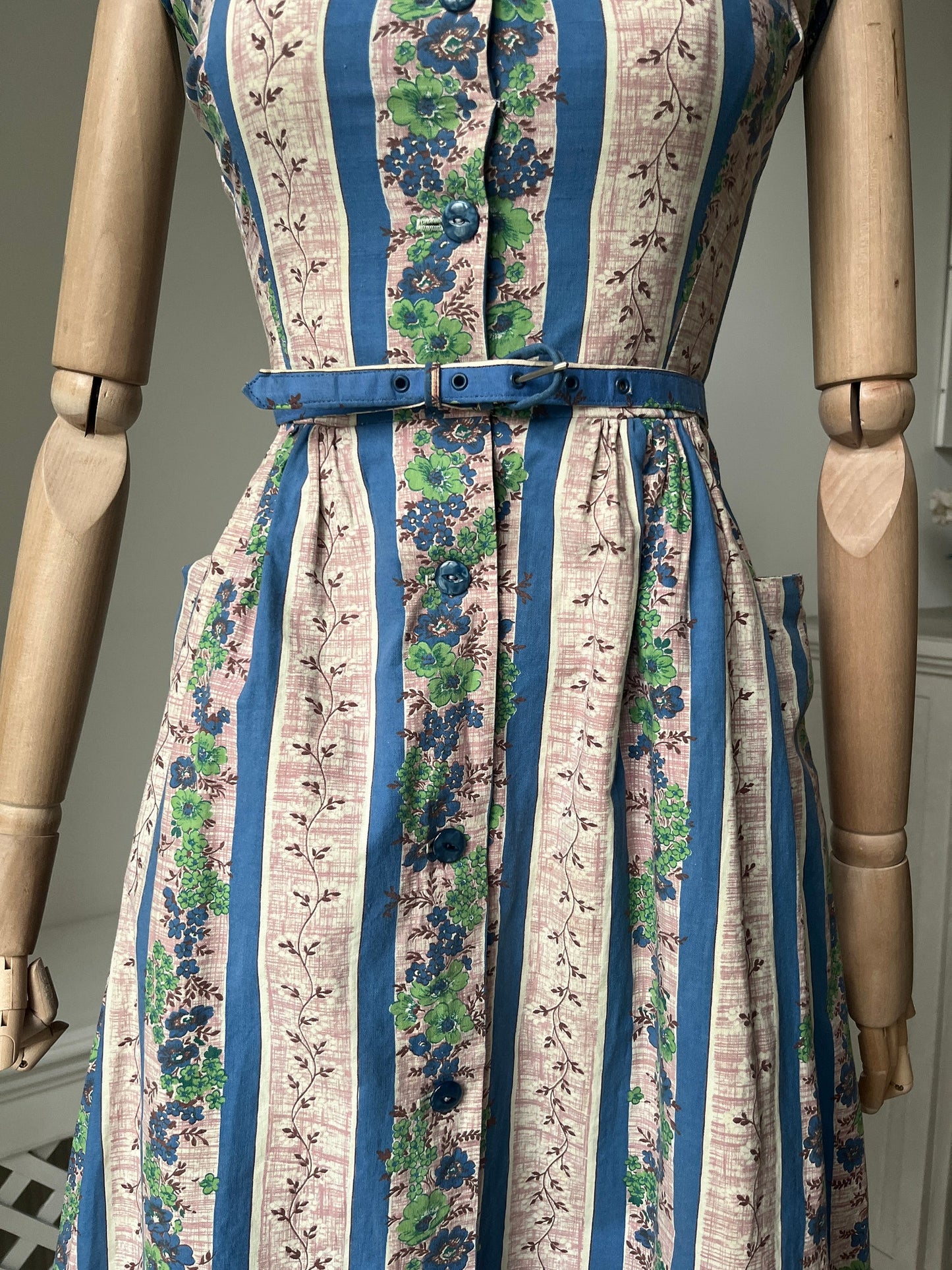 1950s Stiff Cotton Floral Day Dress