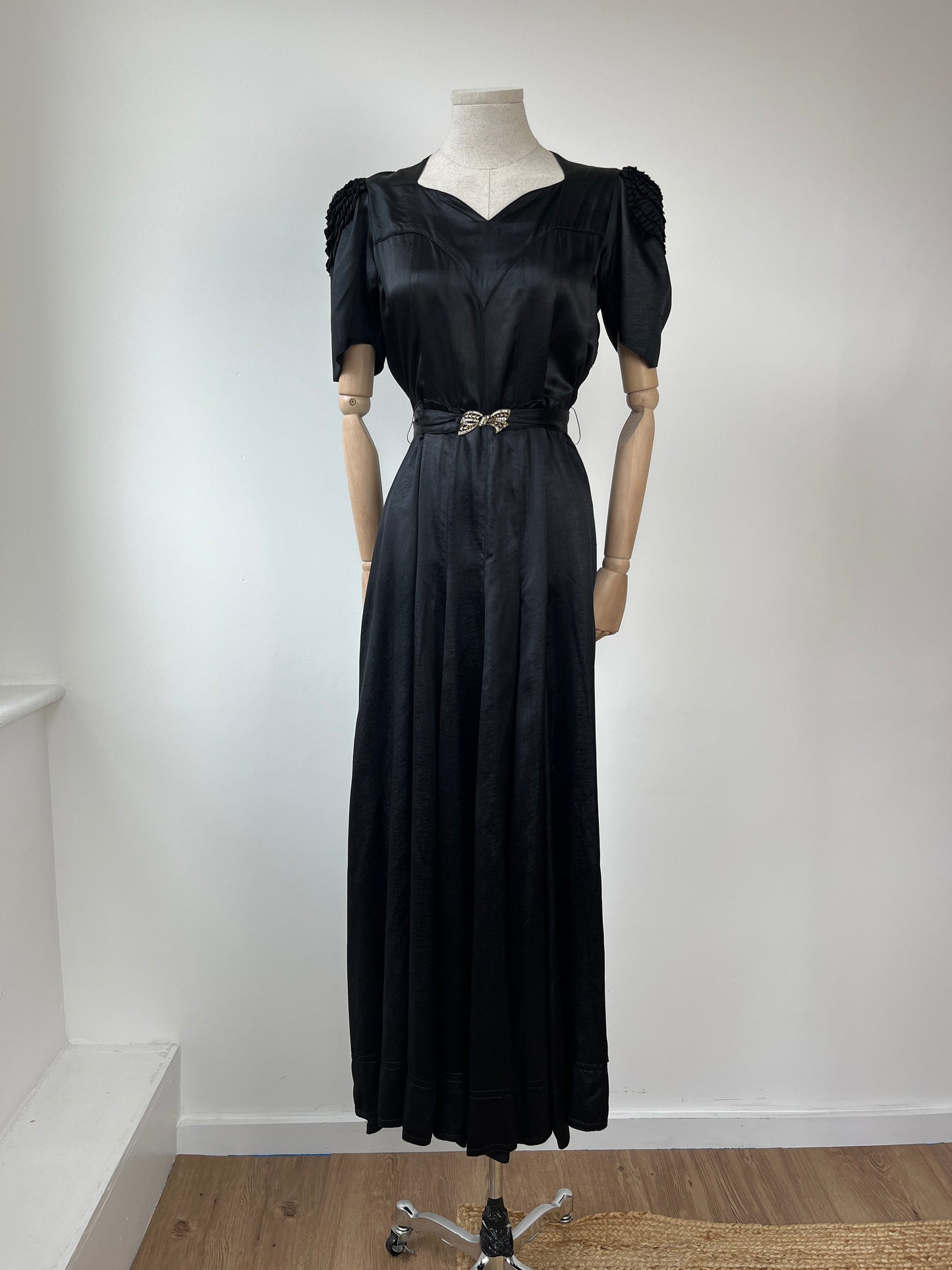 1930s 1940s Black Gleaming Woven Gown with Puffed Sleeves and Belt